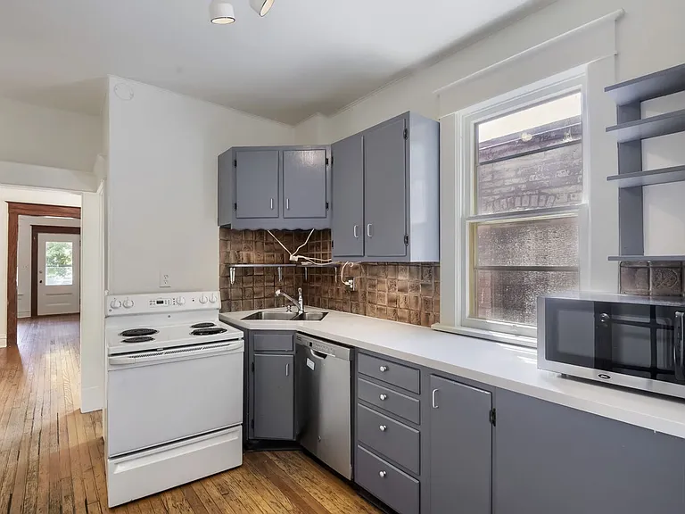 1055 S Pearl St — Photo 4