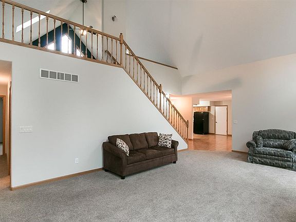 4th image of 2753 Holly Ct NW