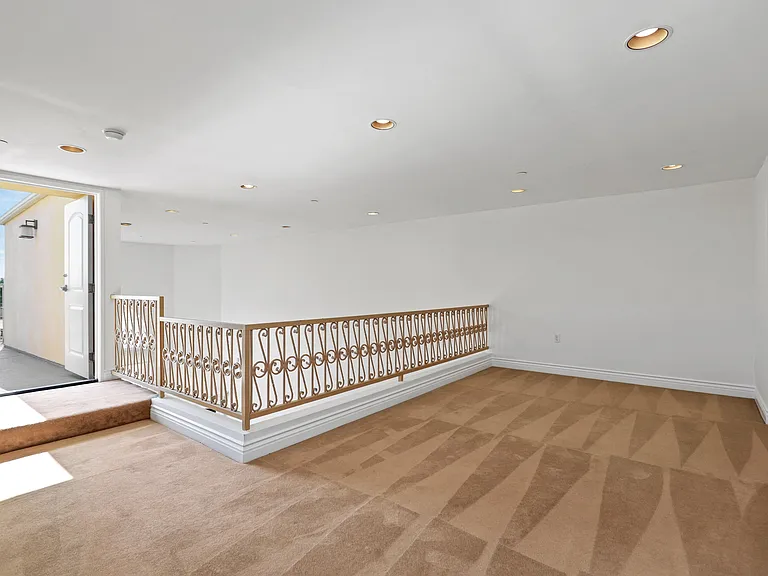 Spacious Loft Space with Patio