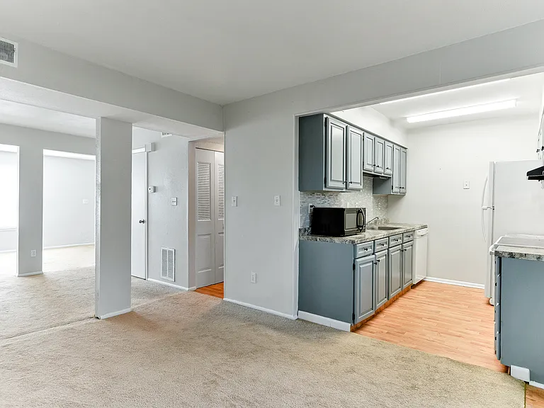 228 N Palmyra Dr — Photo 3