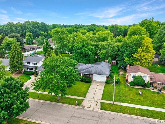 3rd image of 439 Windmill Point Dr
