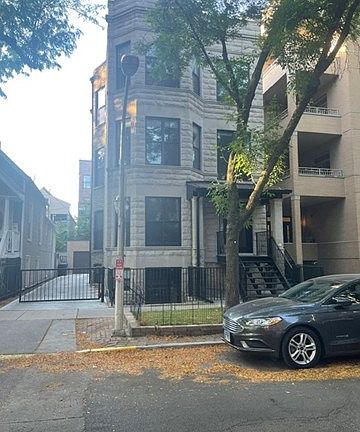 2nd image of 715 W Aldine Ave Unit 2