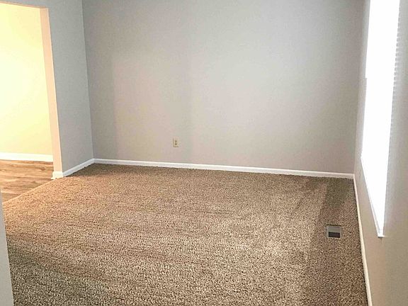 5th image of 875 Millers Run Ct