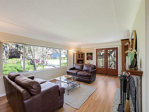4th image of 967 Ridgeway St