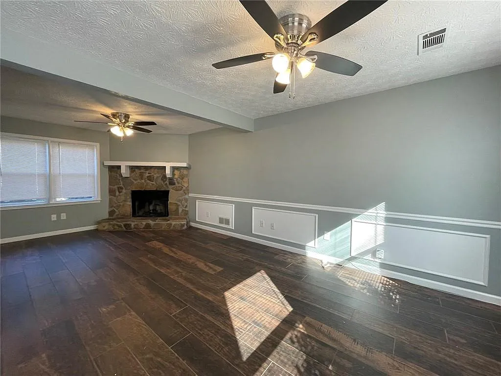 4 bed, 2.0 bath, 1968 sqft, $2,200 — Photo 3
