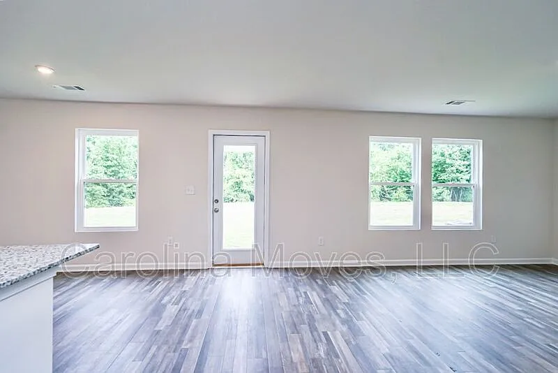 4 bed, 2.5 bath, 1800 sqft, $1,850 — Photo 3