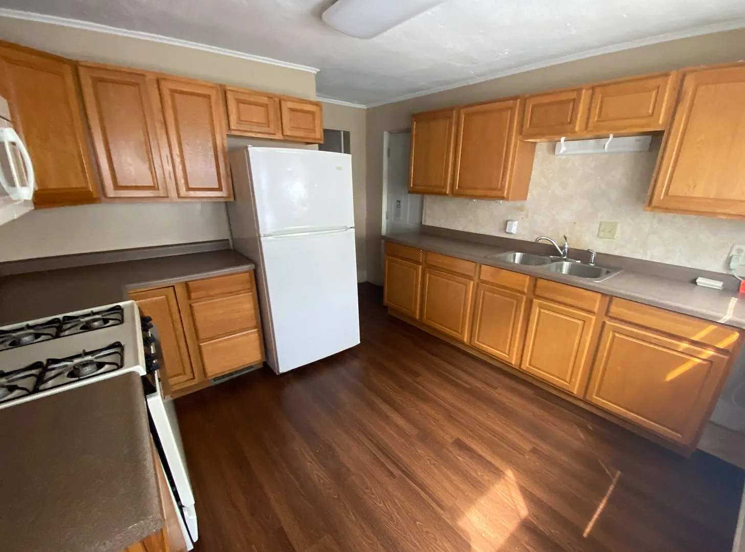 3 Bedroom House On Stadium! — Photo 4