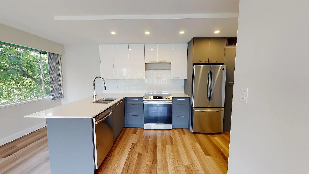 1270 Nicola — Photo 1