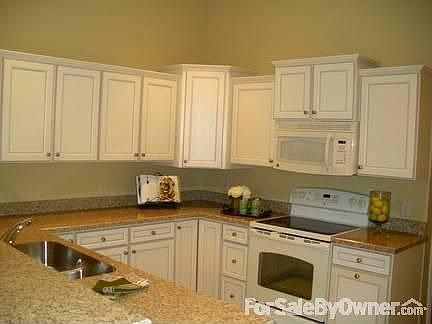 Brand New Kitchen! : Beautiful cabinets to choose from, roll out trays in cabinets, under mount sink