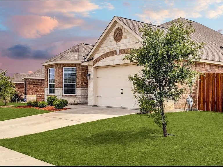 412 Lipizzan Ln — Photo 1