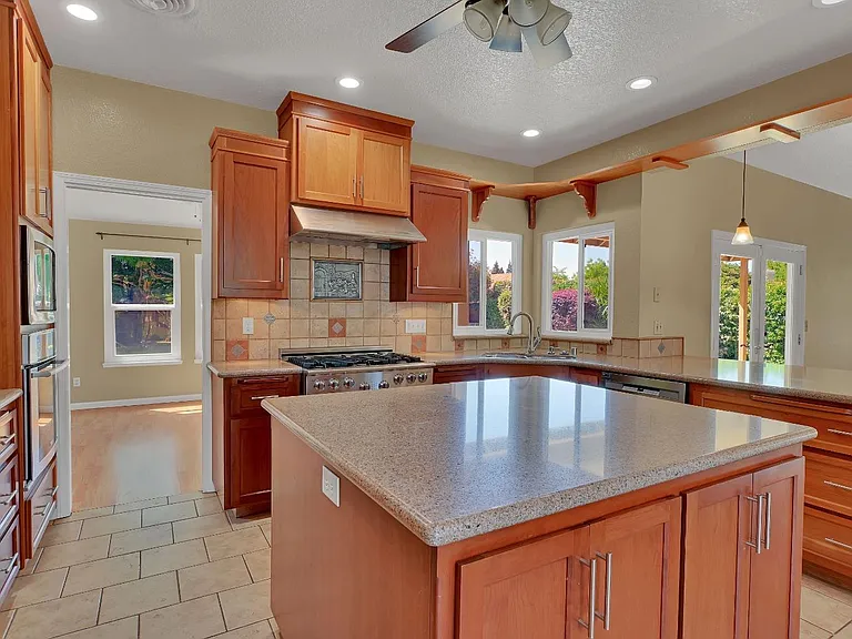 722 Mariner Loop — Photo 8