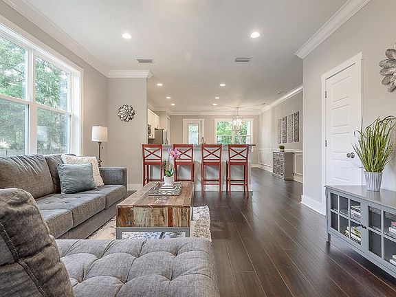 3rd image of 6813 Lyman Ave