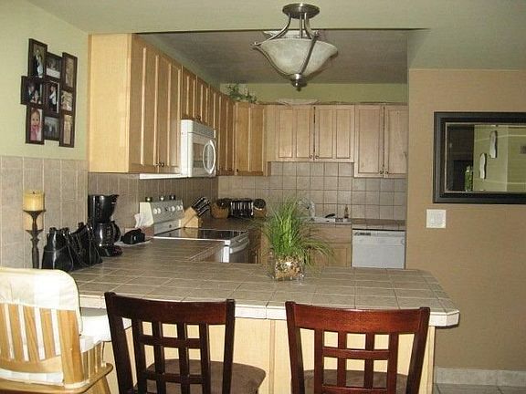 Kitchen with eat-in bar area