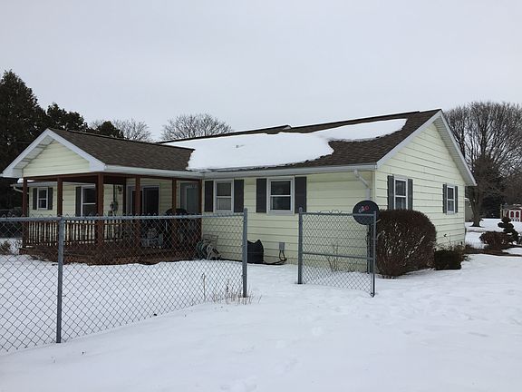 Covered deck with fenced 