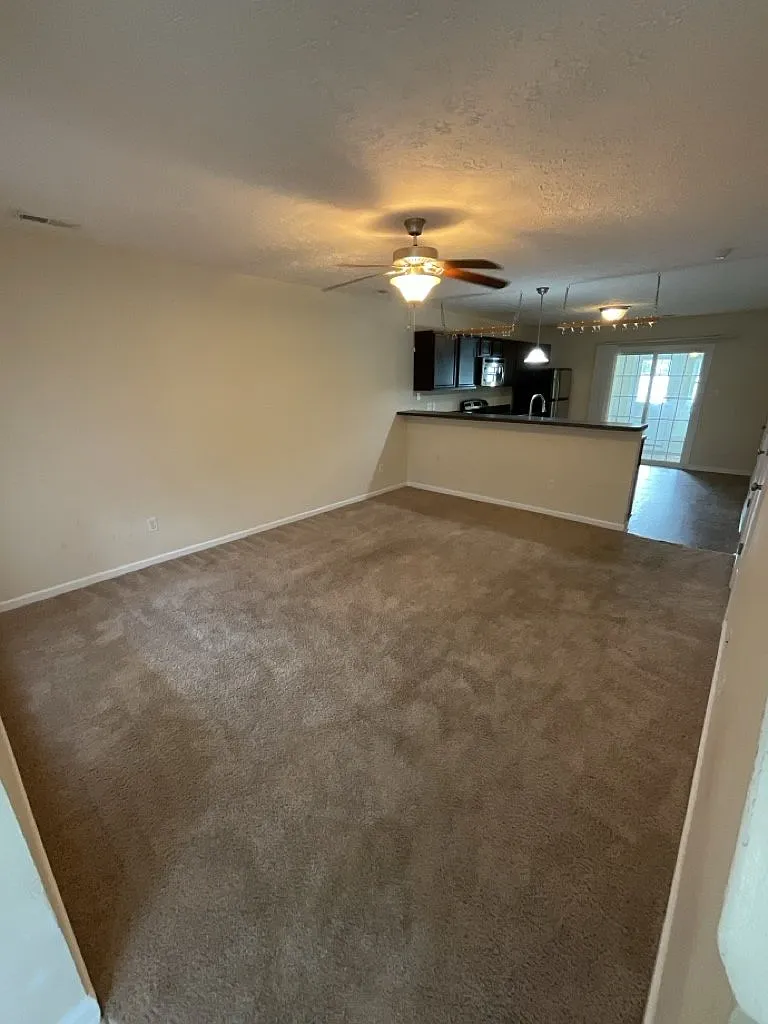 2 bed, 2.5 bath, 1084 sqft, $1,200 — Photo 3