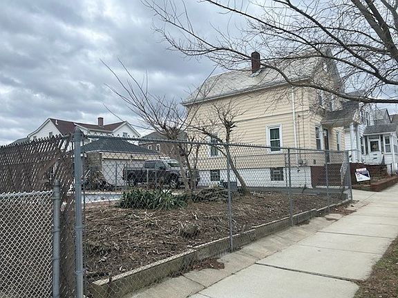 4th image of 210 Clifford St