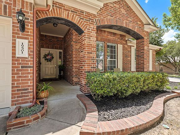 3rd image of 19501 Sangremon Way