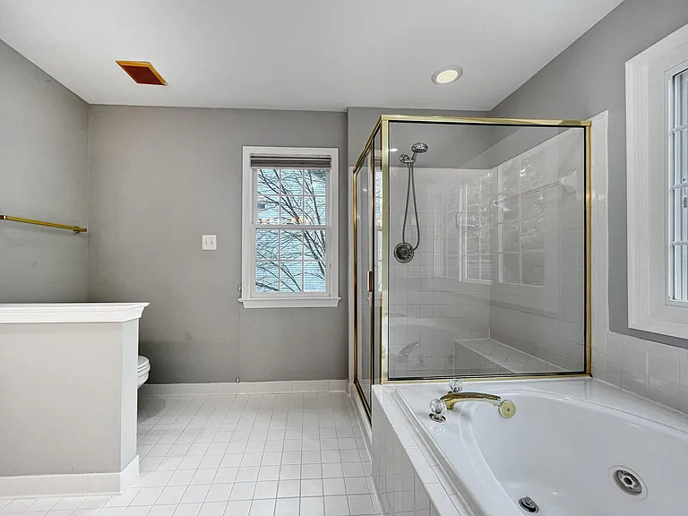 214 W Locust St — Photo 26