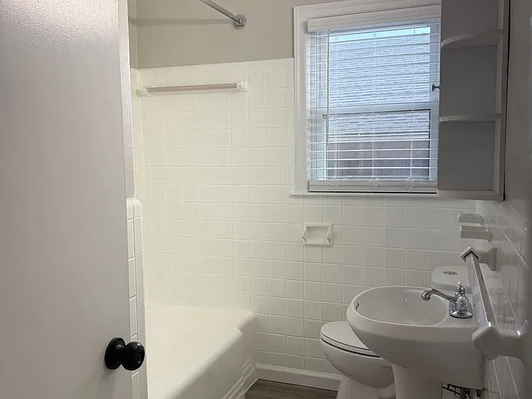 2314 Wycliffe Ave SW — Photo 9