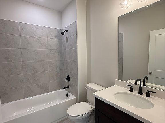 Full bath with utility room