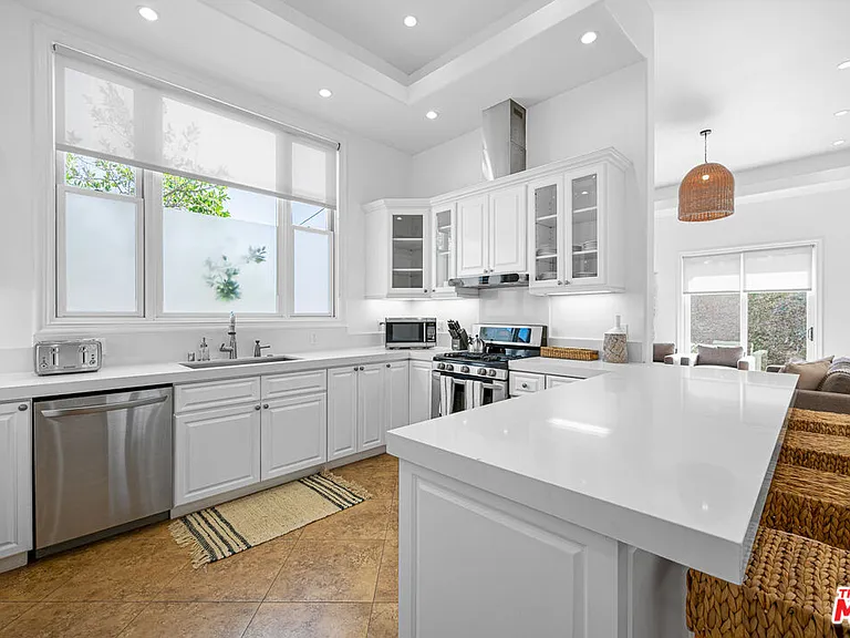 715 N Kilkea Dr #1/2 — Photo 8