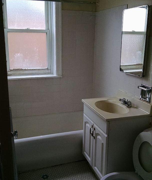1st image of 6334 N Artesian Ave APT 3B