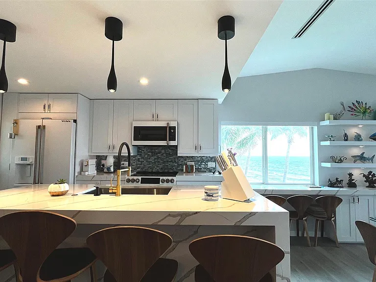 1041 E Hillsboro Blvd #3 — Photo 8
