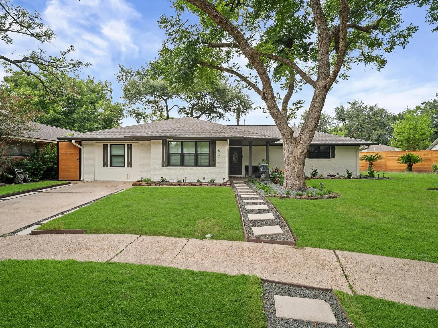 3 bed, 3.0 bath, 1932 sqft, $3,900 — Photo 2
