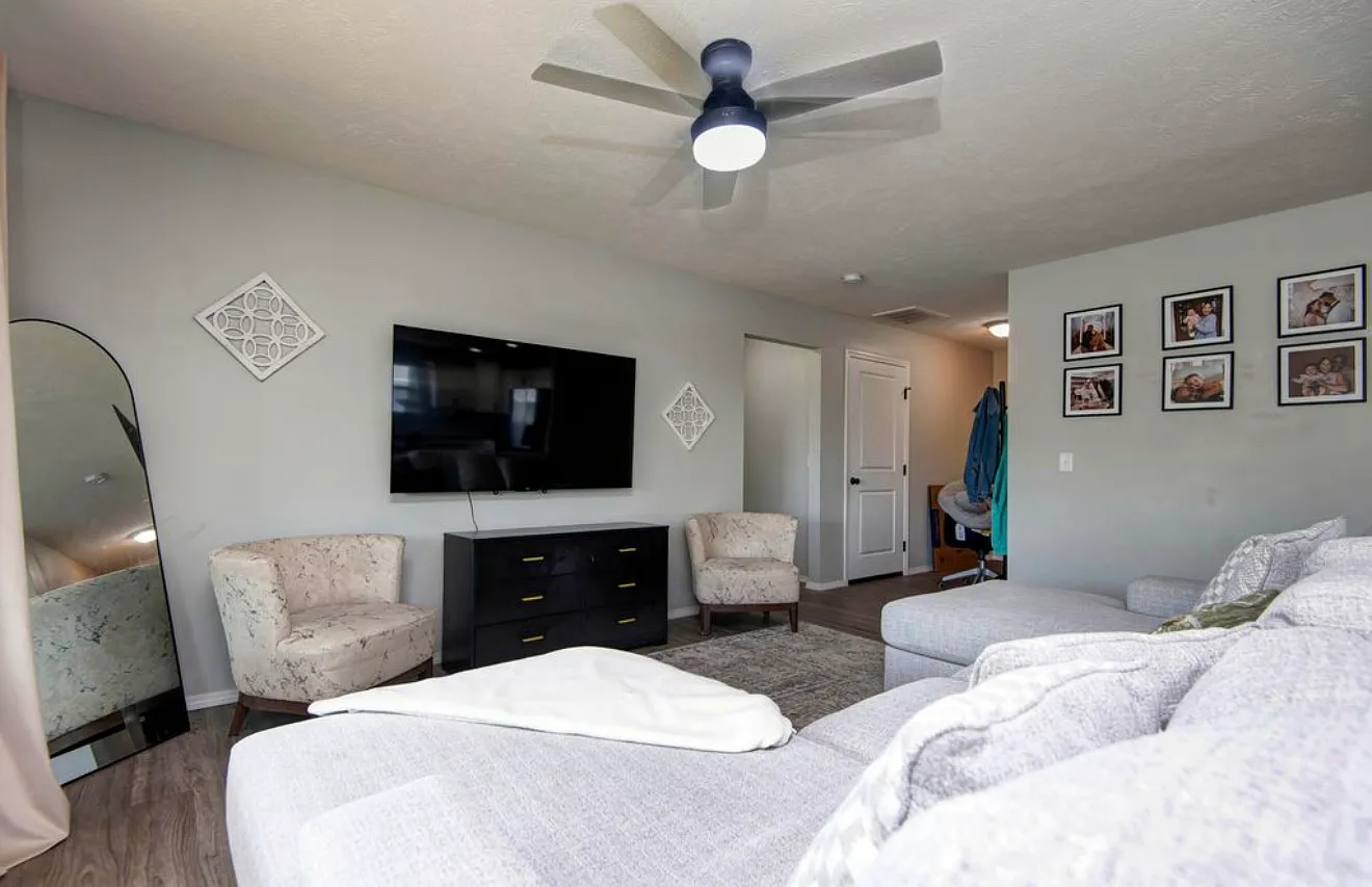 458 Ethan Ave — Photo 2