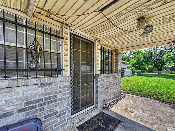 3rd image of 2524 N Saint Augustine Dr