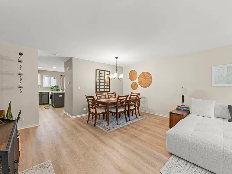 556 Lincoln Station Dr — Photo 3