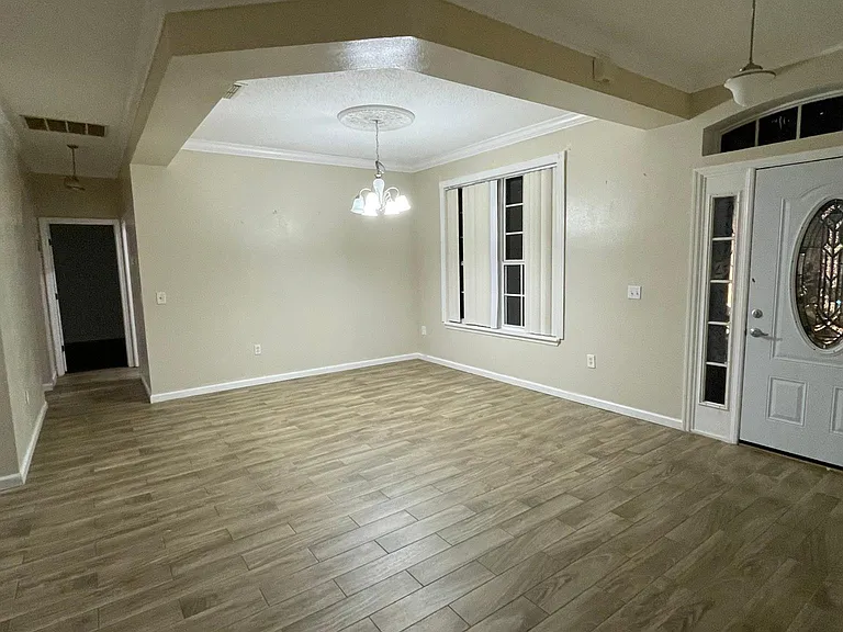 1642 Stanley Ave — Photo 3