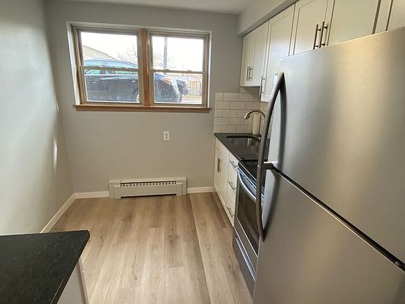 3rd image of 636 Larpenteur Ave W Floor 2