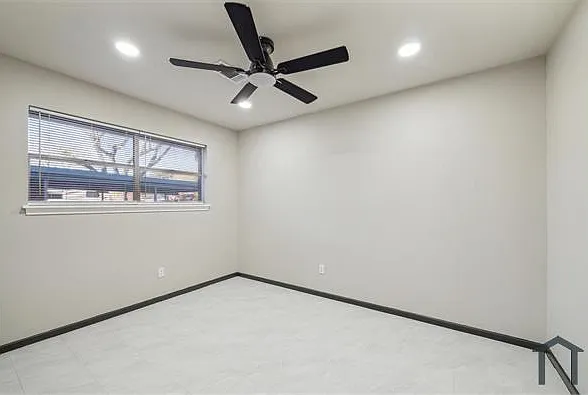 412 Lyndale Dr — Photo 6