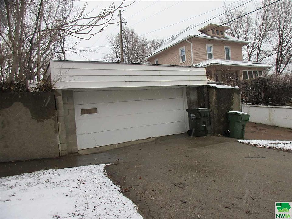 2nd image of 2202 Jackson St
