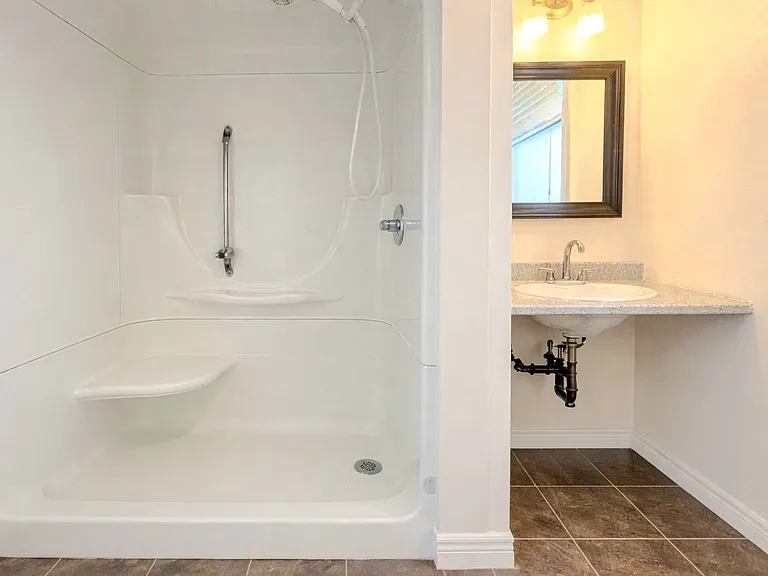 75 Douglas Ave — Photo 4