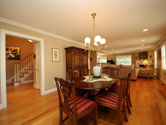 2nd image of 28 Bunker Hill Cir