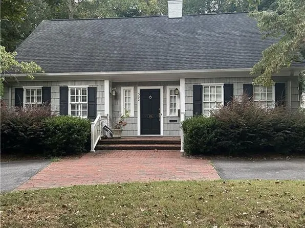 300 Sherwood Forest Rd, Winston Salem, NC 27104