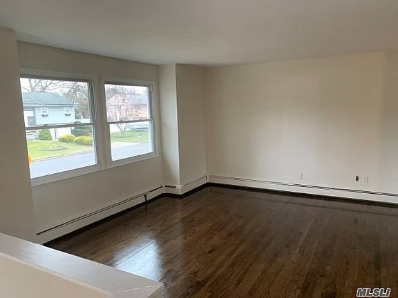4th image of 44 Newtown Ave