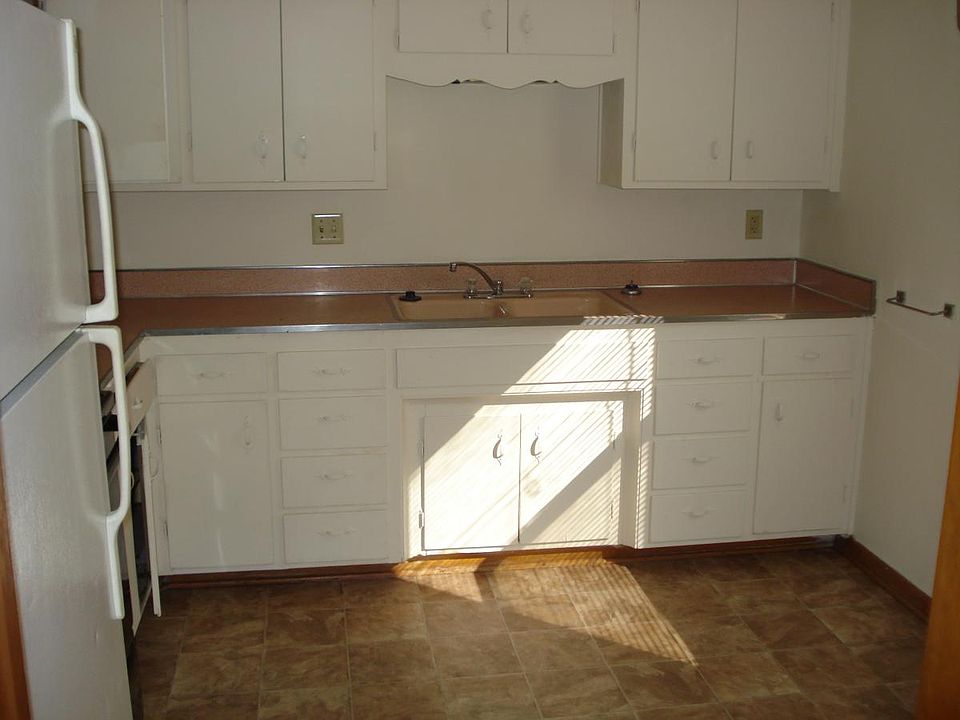 2nd image of 1175 SW Woodhull St APT 14