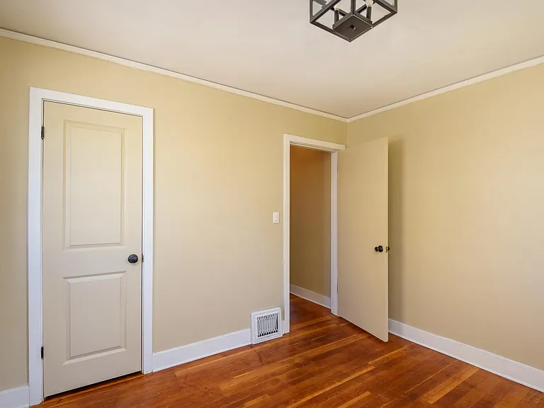 335 NE Kearney Ave — Photo 12