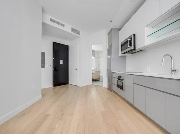 27-19 Thomson Avenue image 2 of 12