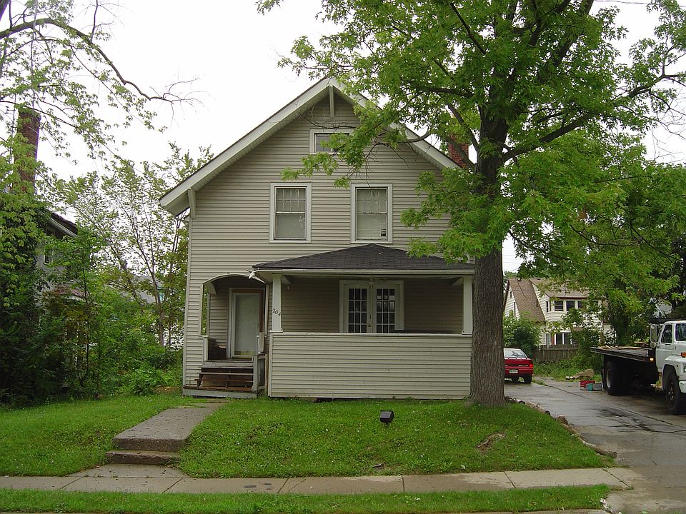 2nd image of 204 Grace St