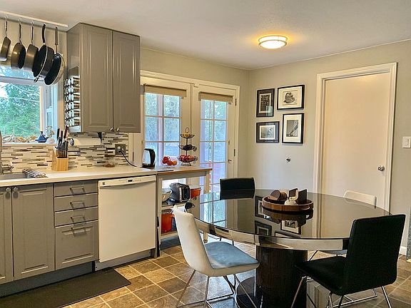 Kitchen / Dining Area