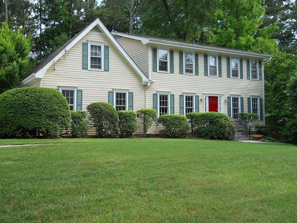wonderful large level front yard