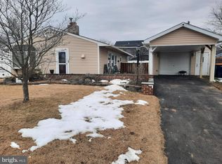 33 Laurel Ln, Levittown, PA 19054