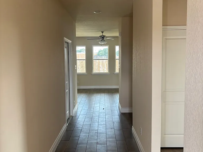 105 Troubadour Ln — Photo 2