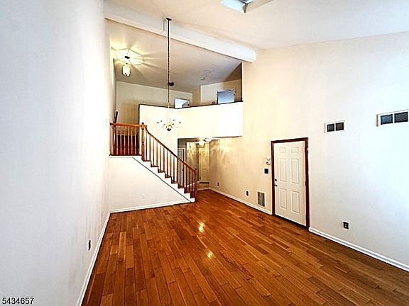 5th image of 91 Woodmont Dr