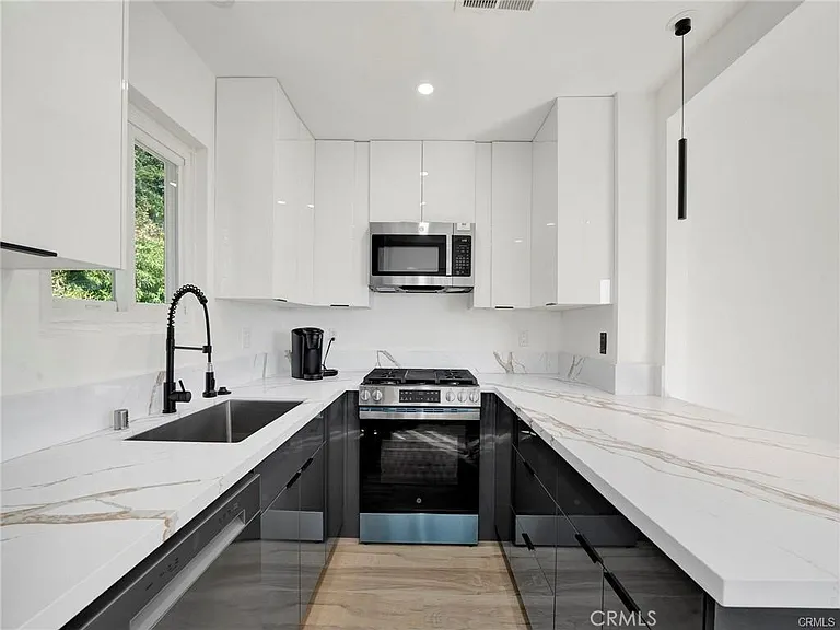727 Robinson St — Photo 4