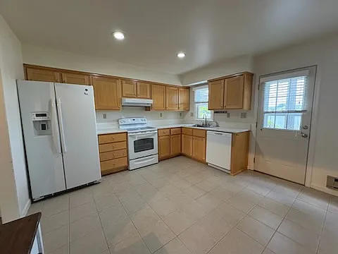 Eat-in Kitchen
Note: Photos are of 3015 Luxembourg Unit A.
Same model/layout as 3021 Luxembourg.